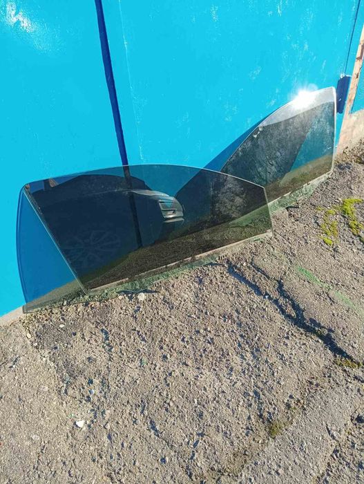 Скло автомобільне на передні двері.