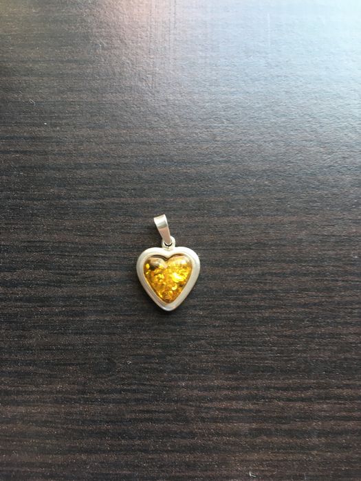 Serduszko, bursztyn, srebro 925 proba, zawieszka do lancuszka