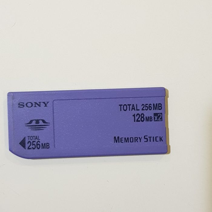 Карта памяти  Sony на фотоаппарат