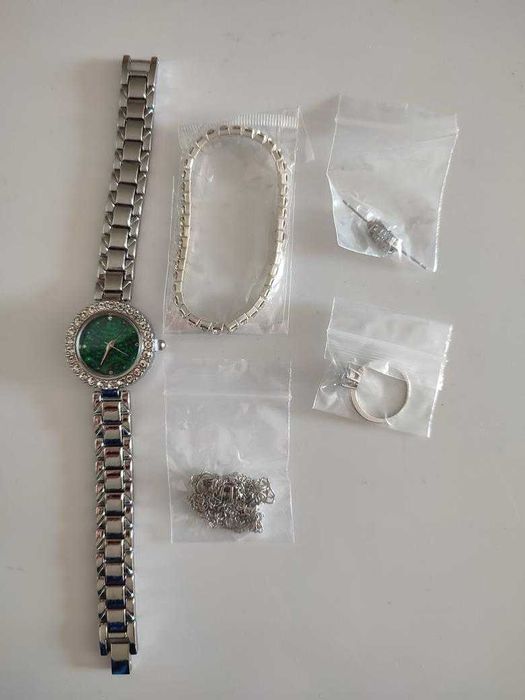 Komplet dla Kobiety Biżuteria zegarek bransoletka kolczyki pierścionek