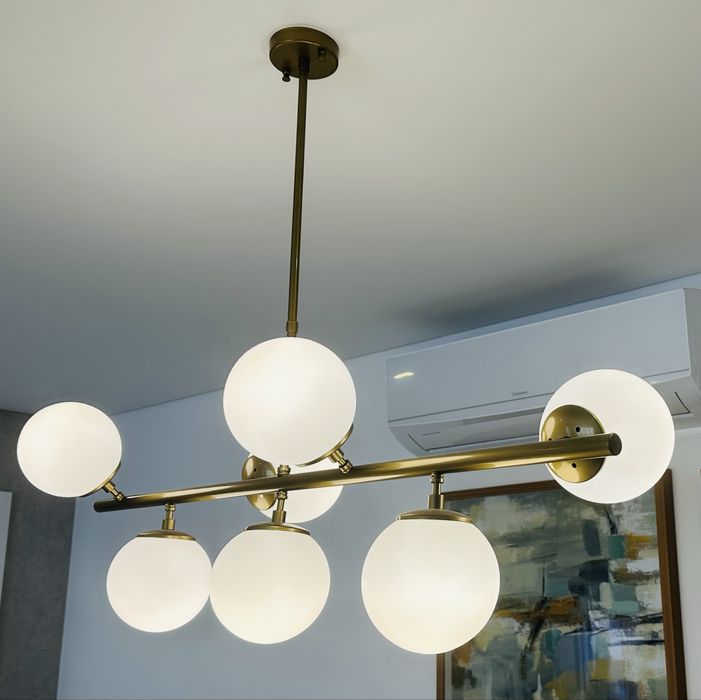 Candeeiro às bolas branco e dourado