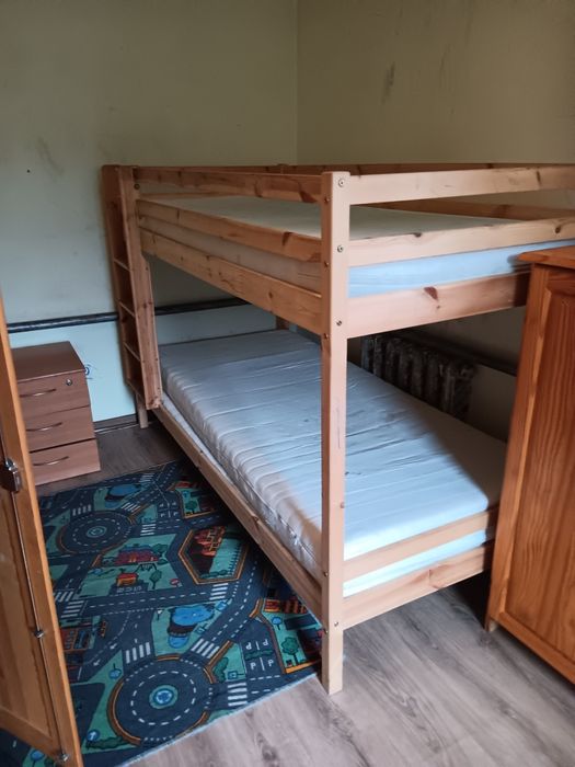 Дерев'яне двоповерхове ліжко з матрасами