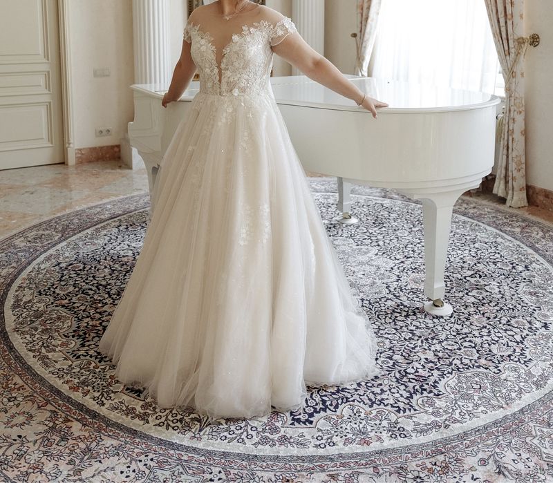 Весільна сукня з неймовірним шлейфом