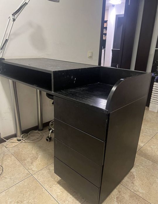 Два маникюрных стола в хорошем состоянии