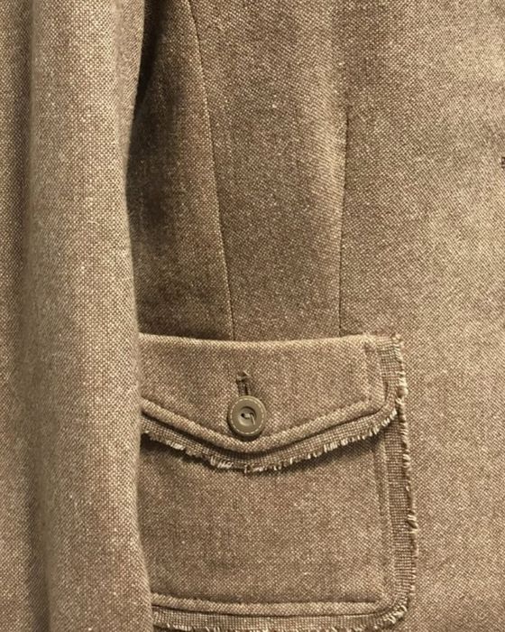 Піджак жіночий напівприталений з відмінним складо, акцентними кишенями