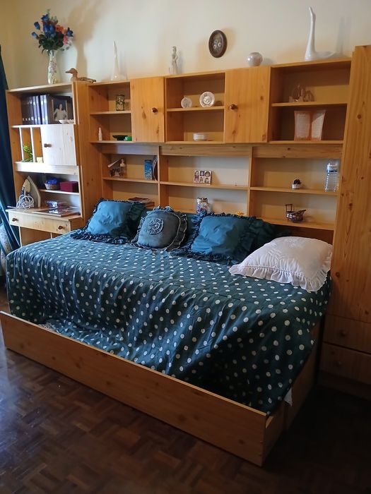 Mobilia de quarto  em pinho mel, maciço,  com gavetão e secretária