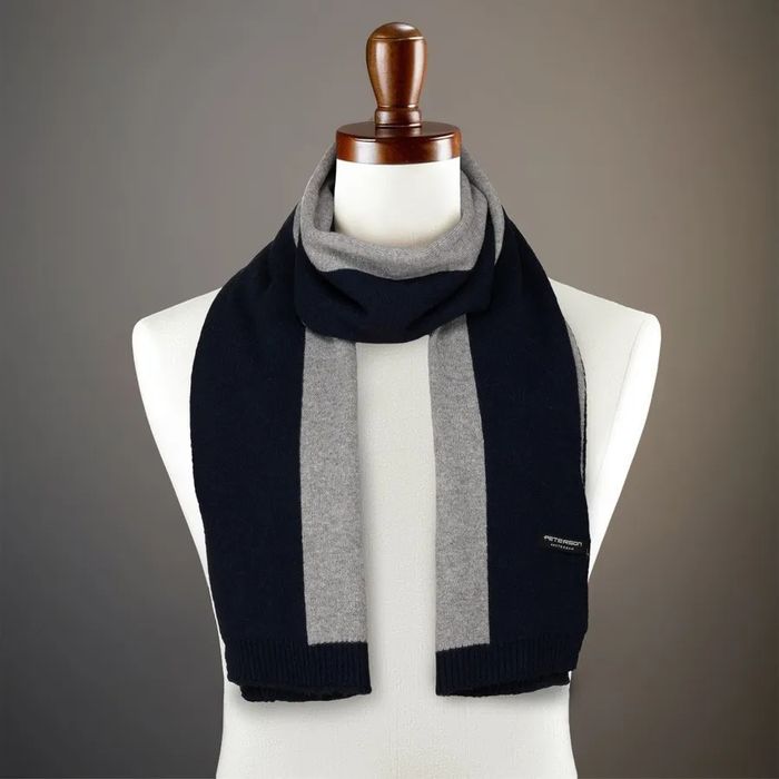 modny szal na zimę o minimalistycznym wzorze - peterson