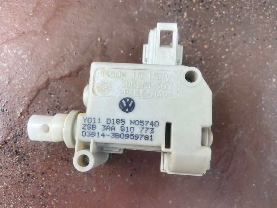 Моторчик кришки лючка заливної горловини VW PASSAT B7 (10-14)