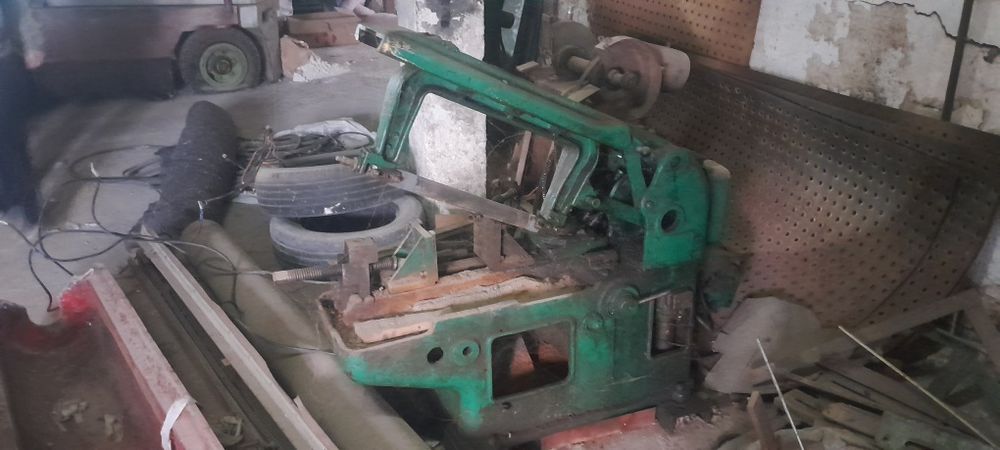 Розпродаж слюсарного обладнання. Чесальні машини. Погрузчик.