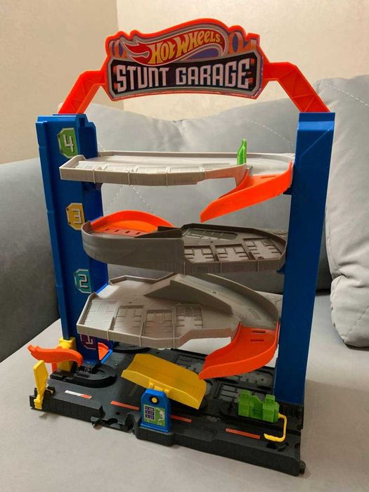 Трек Ігровий набір Hot Wheels Гараж для трюків (GNL70)