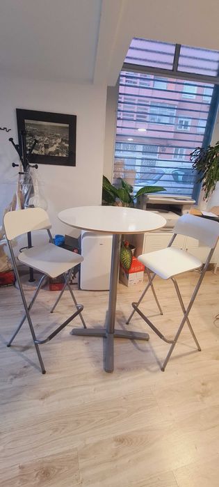 Conjunto mesa e cadeiras/bancos de bar (altos)- em perfeiro estado