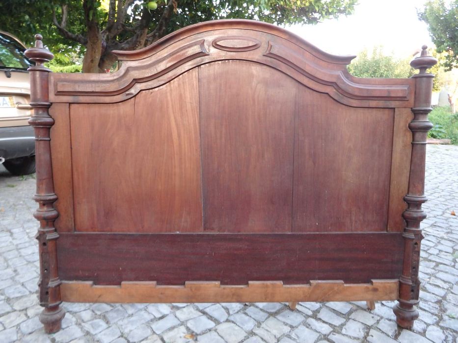 Cama estilo romântico em castanheiro maciço