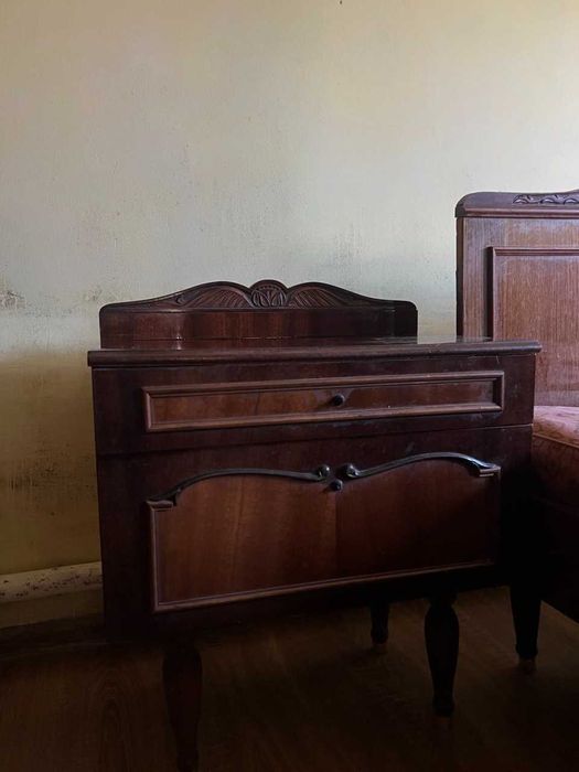 Шафа, дзеркало та приліжкові тумби