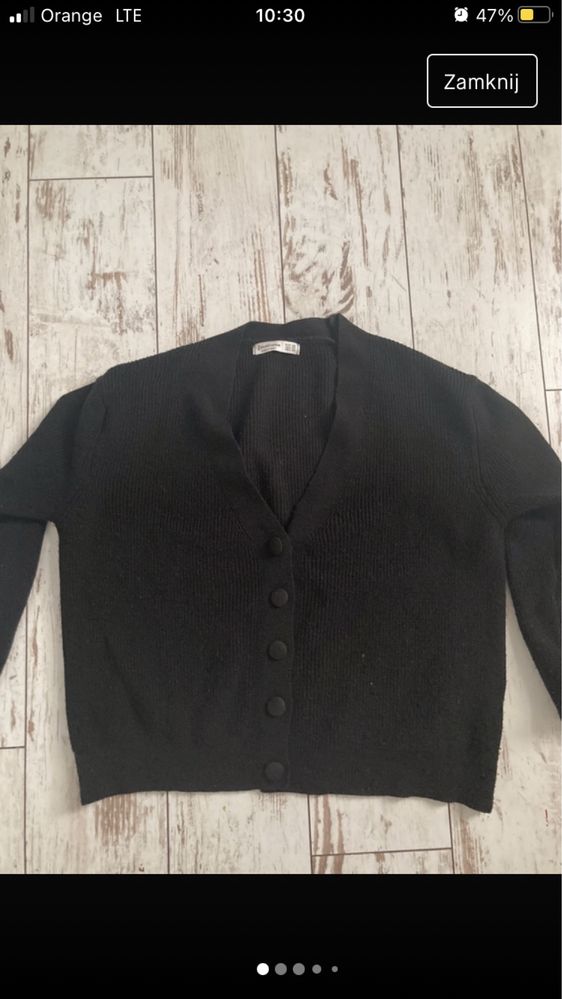 sweter czarny modny z dekoltem