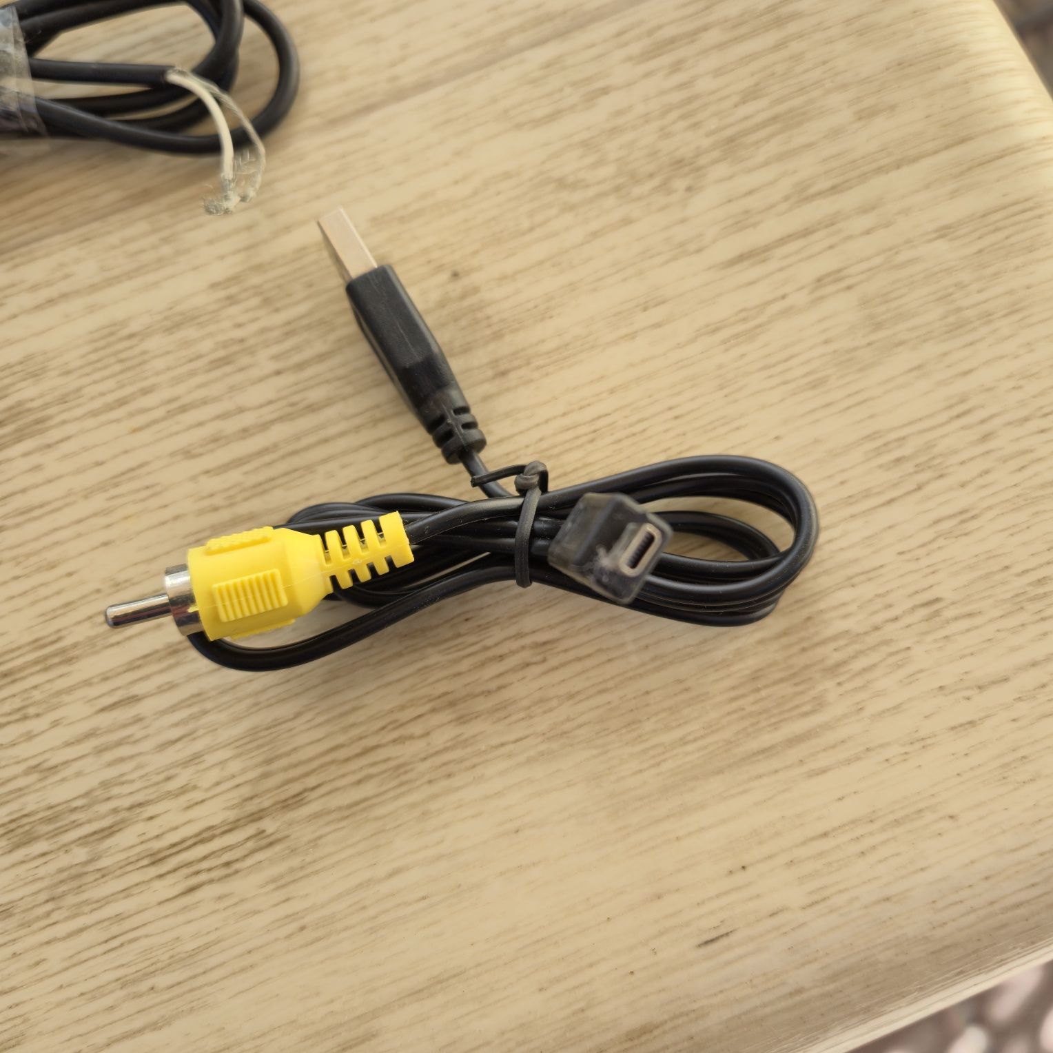 Набір кабелів
USB-micro USB 
3 RCA- 3 RCA