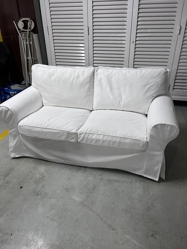 Conjunto de sofá de dois lugares e cadeirão IKEA EKTORP.