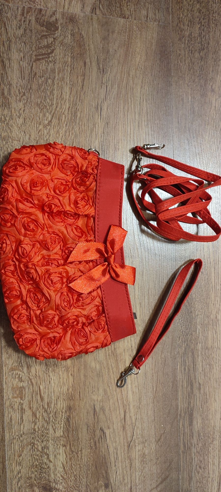 Piękna czerwona torebka w różyczki