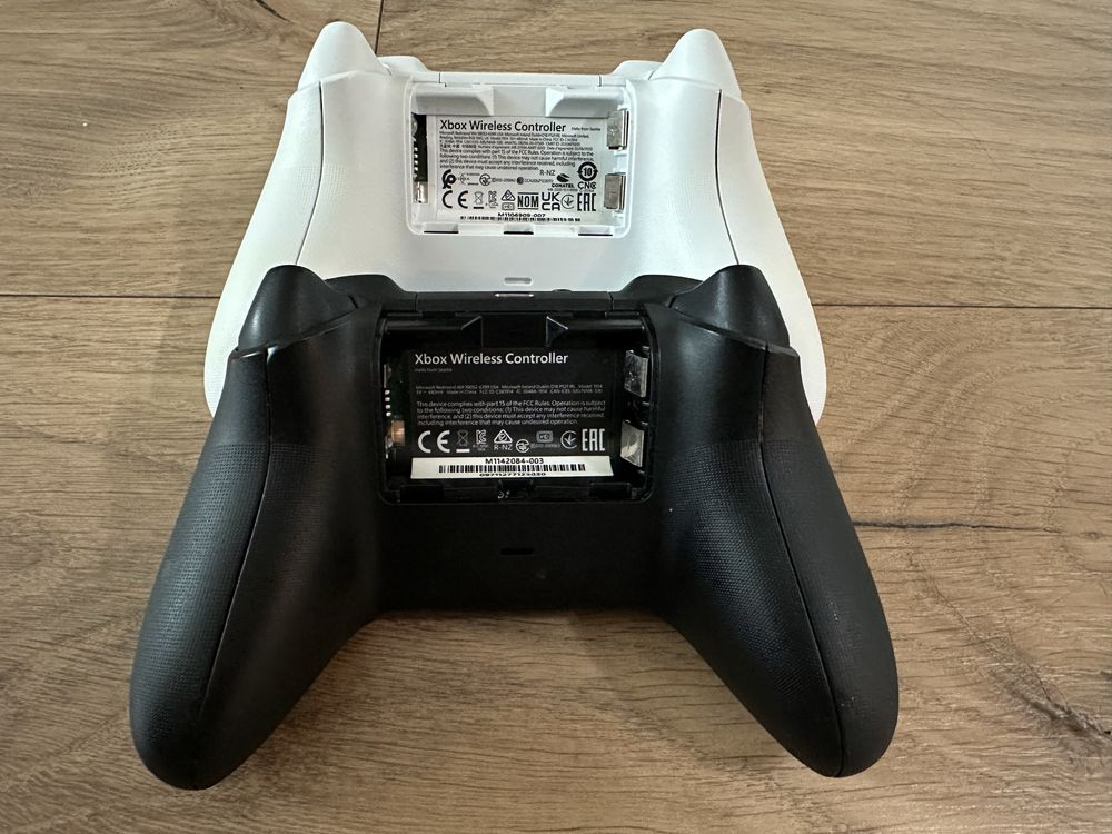 Xbox Series X 1TB + 2 pady