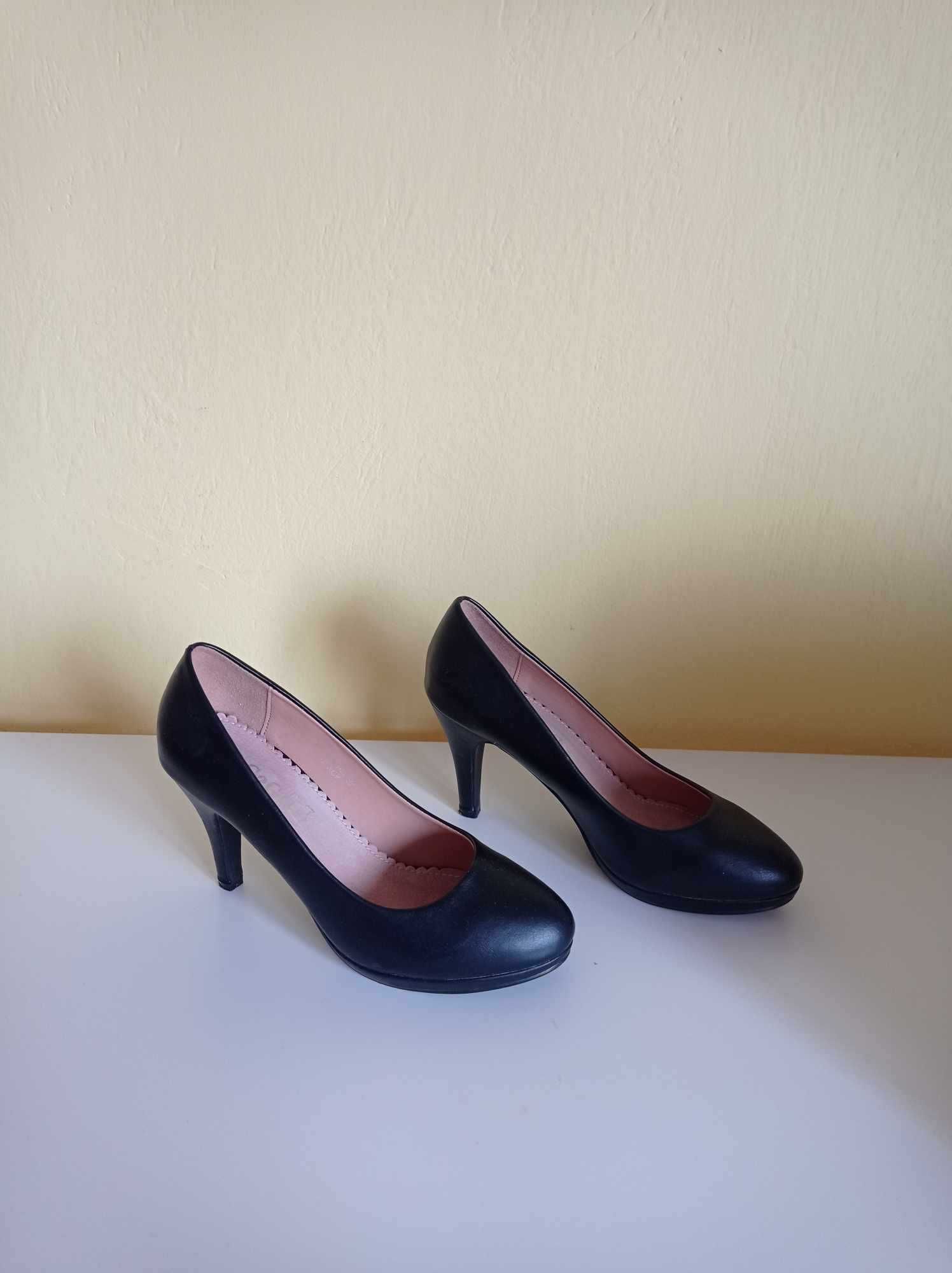 Sprzedam czarne, eleganckie buty rozmiar 38