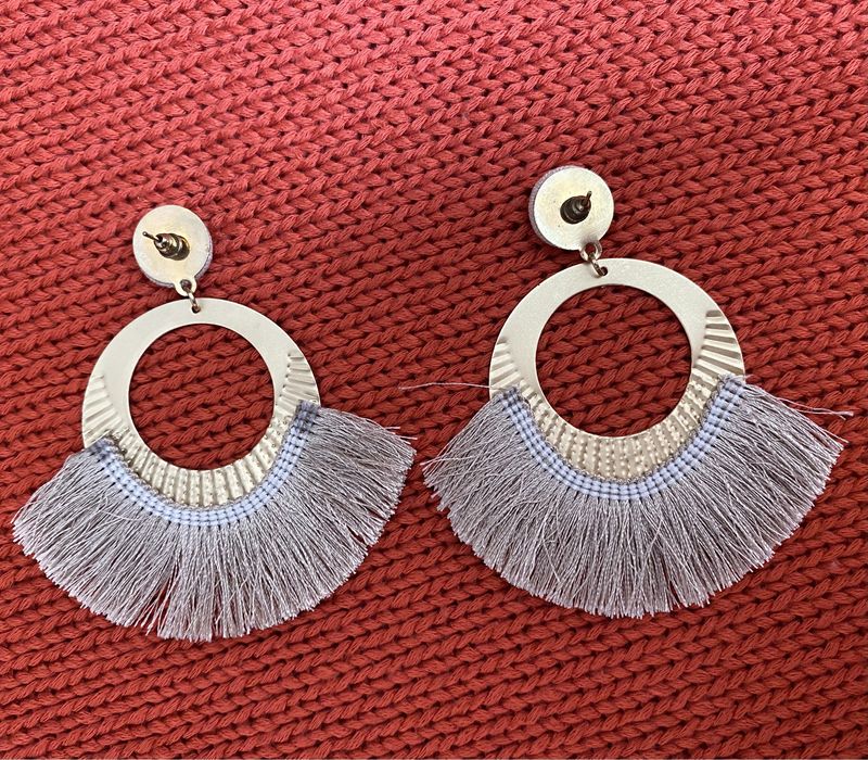 Brincos Dourados com Franjas Bege (novos)