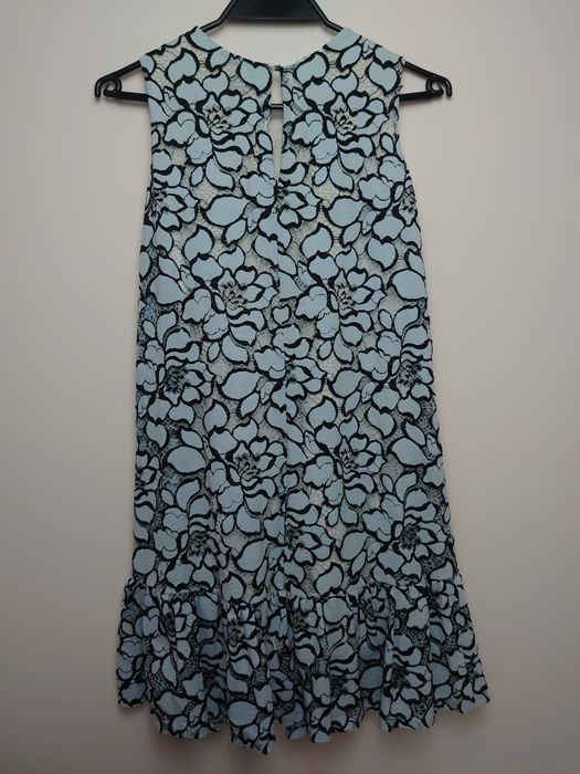 Luźna elegancka zwiewna sukienka Reserved