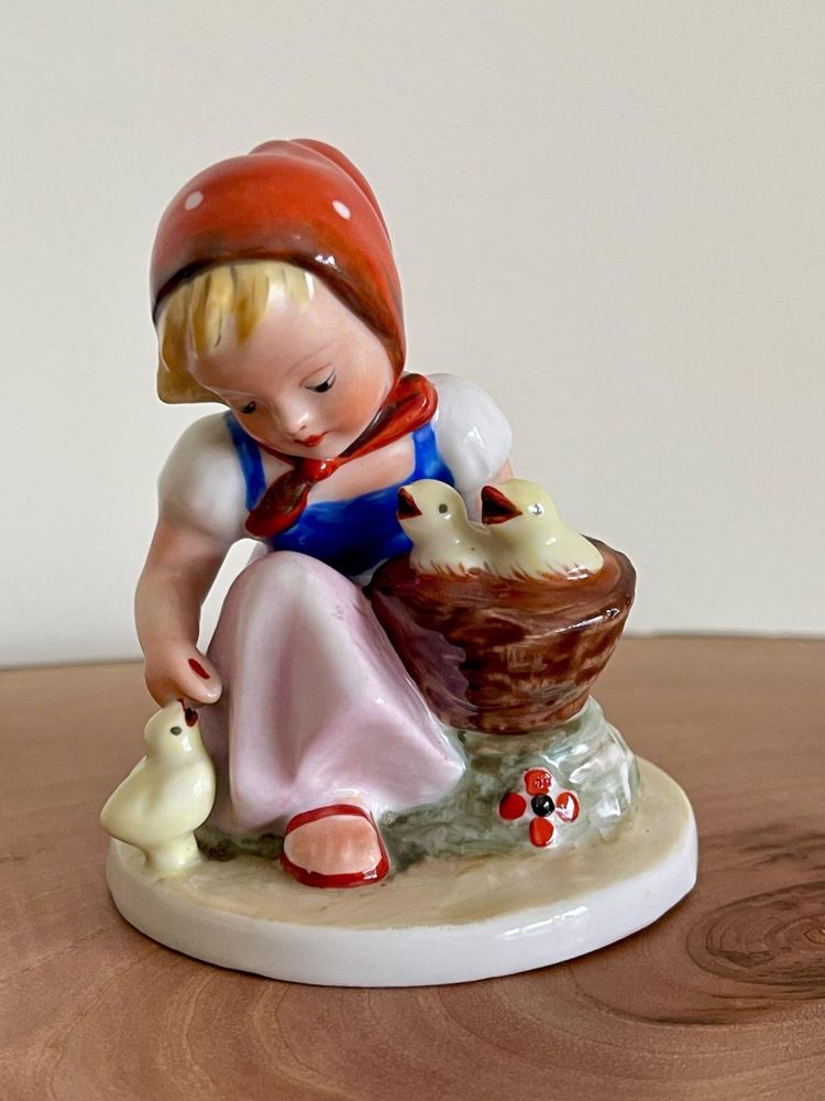 Vista Alegre Figura Menina com os Pintaínhos 1947-68