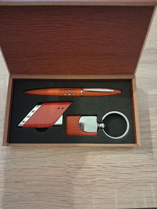 Zestaw   upominkowy zapalniczka,brelok,dĺugopis