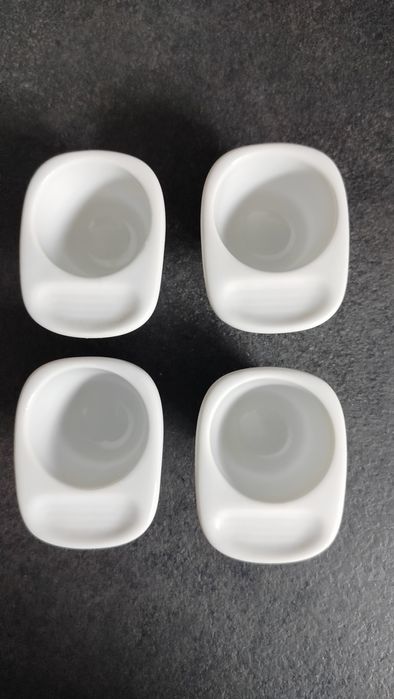 Podstawki na jajka, białe ceramiczne z uchwytami 4 sztuki