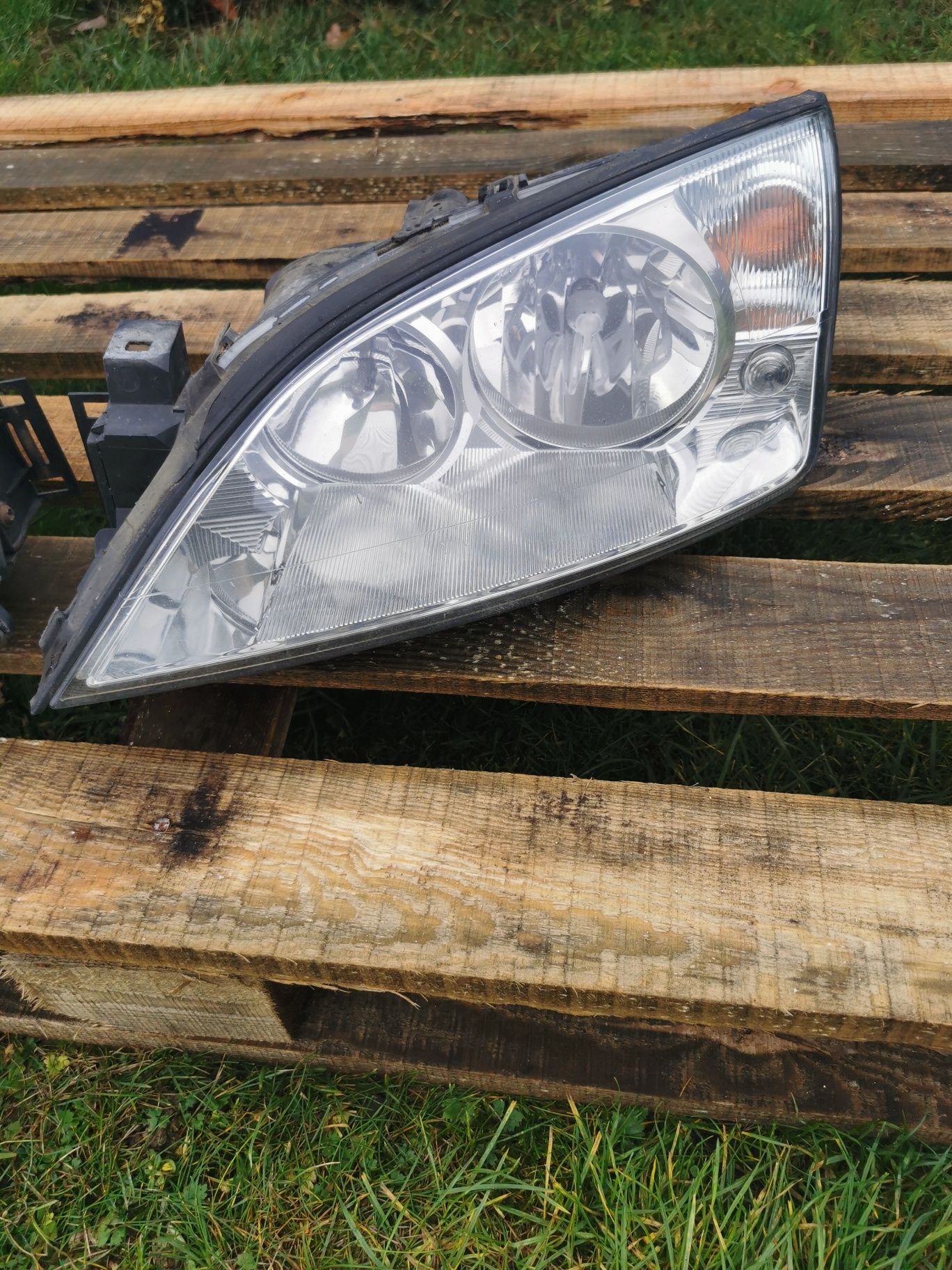 Lampy halogeny Ford Mondeo Mk3