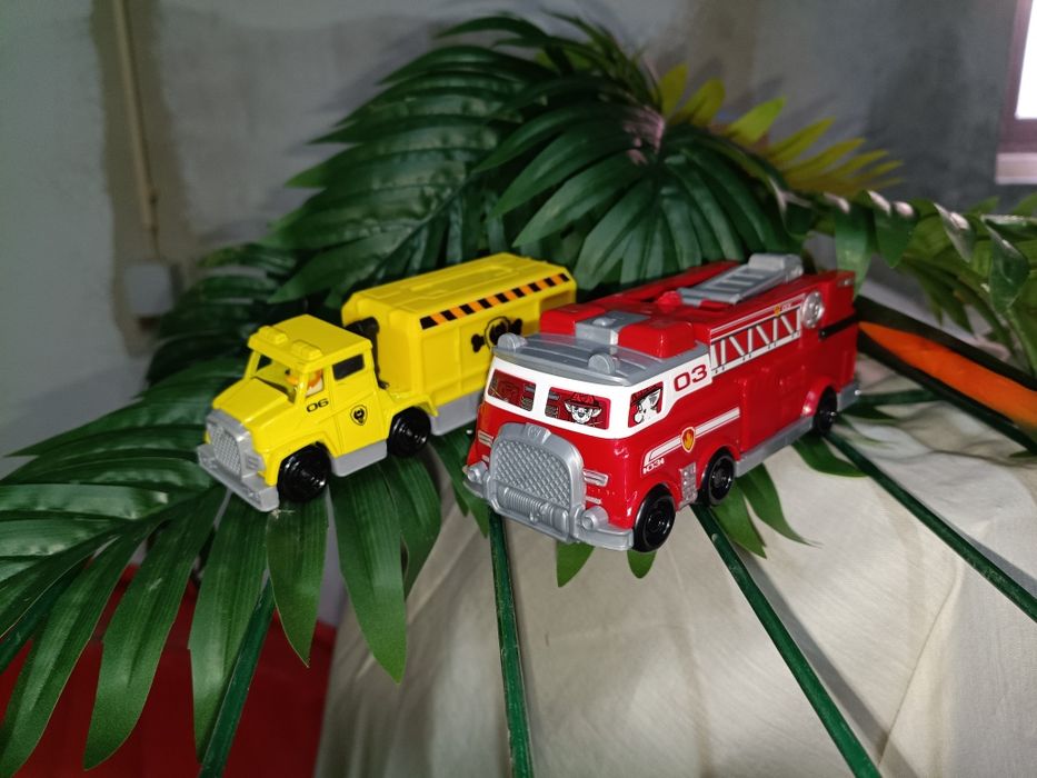 Dois camiões pequenos Patrulha Pata