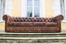 Skórzana sofa typu Chesterfield