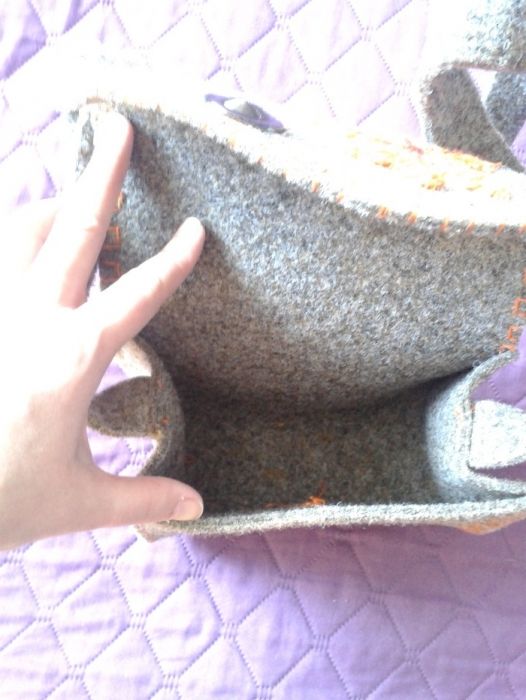 Handmade torebka na ramię filcowa z wyszywanym pomarańczowym kwiatem