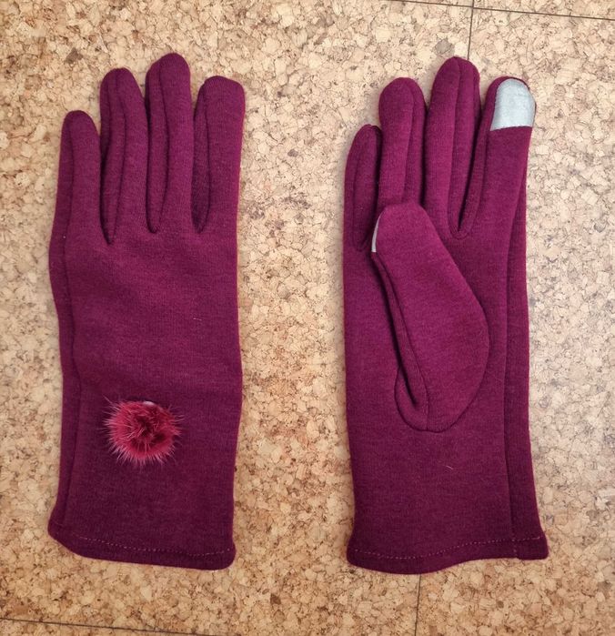 Luvas bordeaux com pelinho por dentro e pompons em cima - nunca usadas