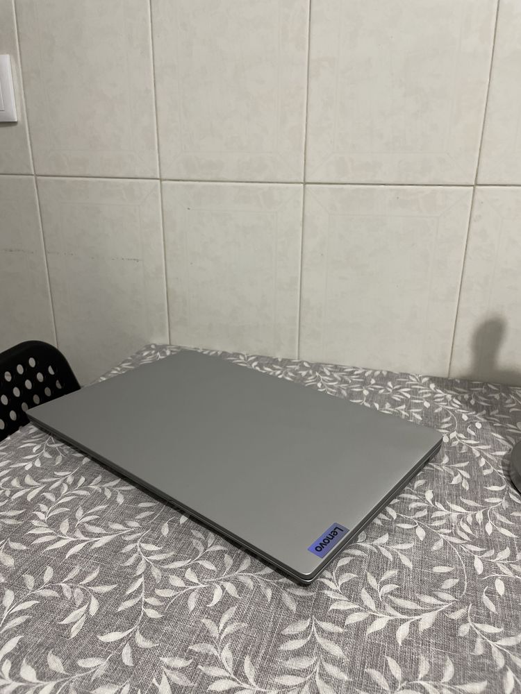 Portátil Lenovo ideapad Novo e bem negociável