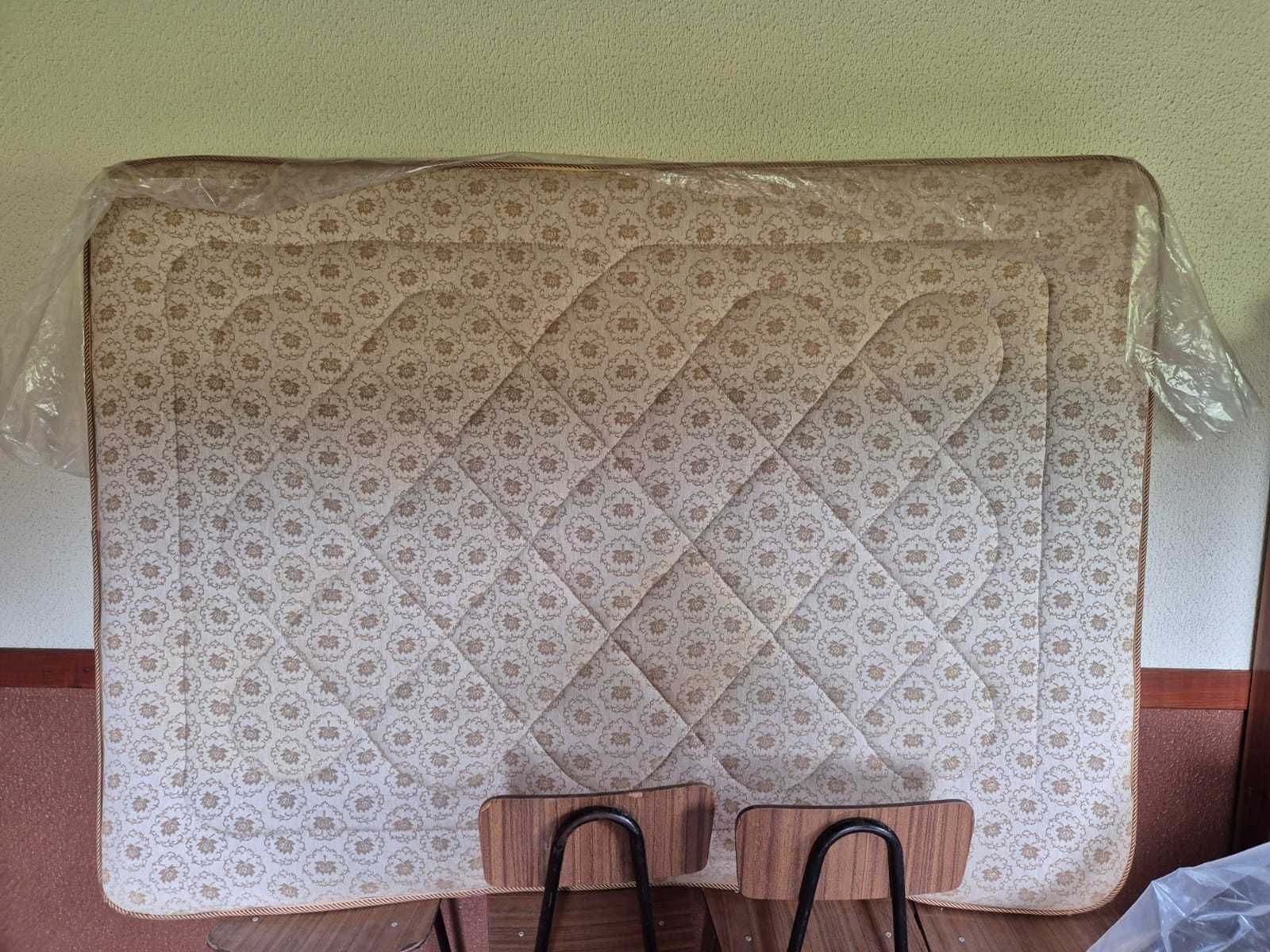 Três camas (2X individuais e 1 X casal) e um colchão