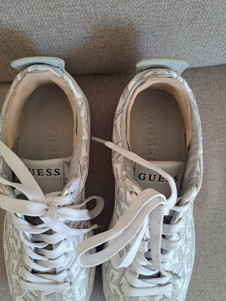 Tenis Guess com pouco uso
