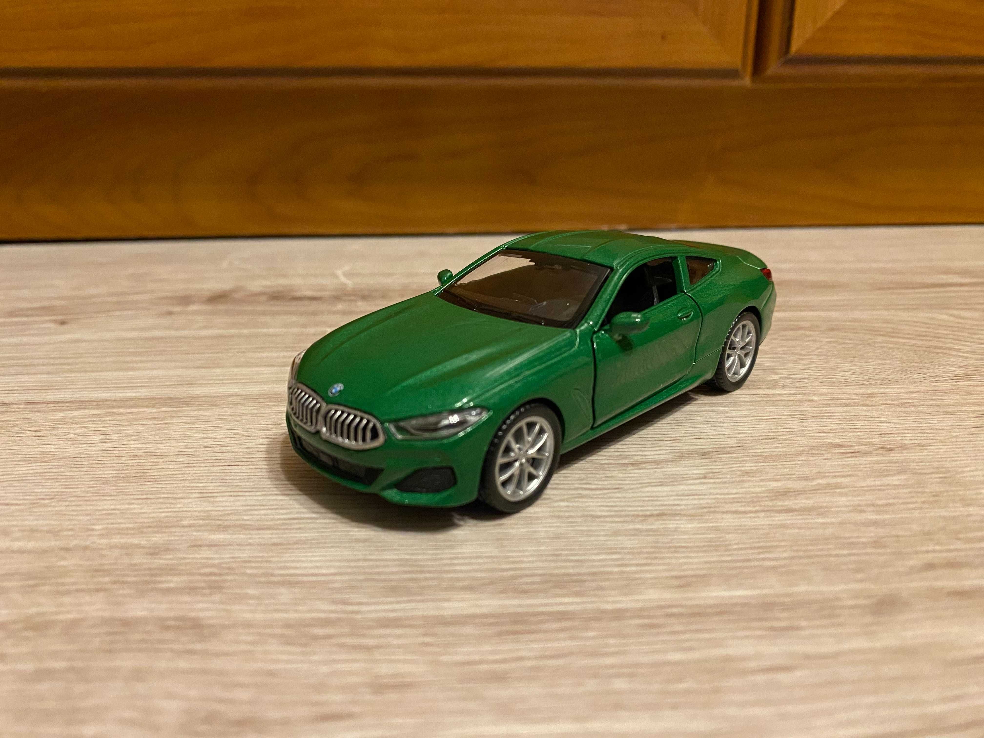 Bmw m850i zielony 1:43/1:44