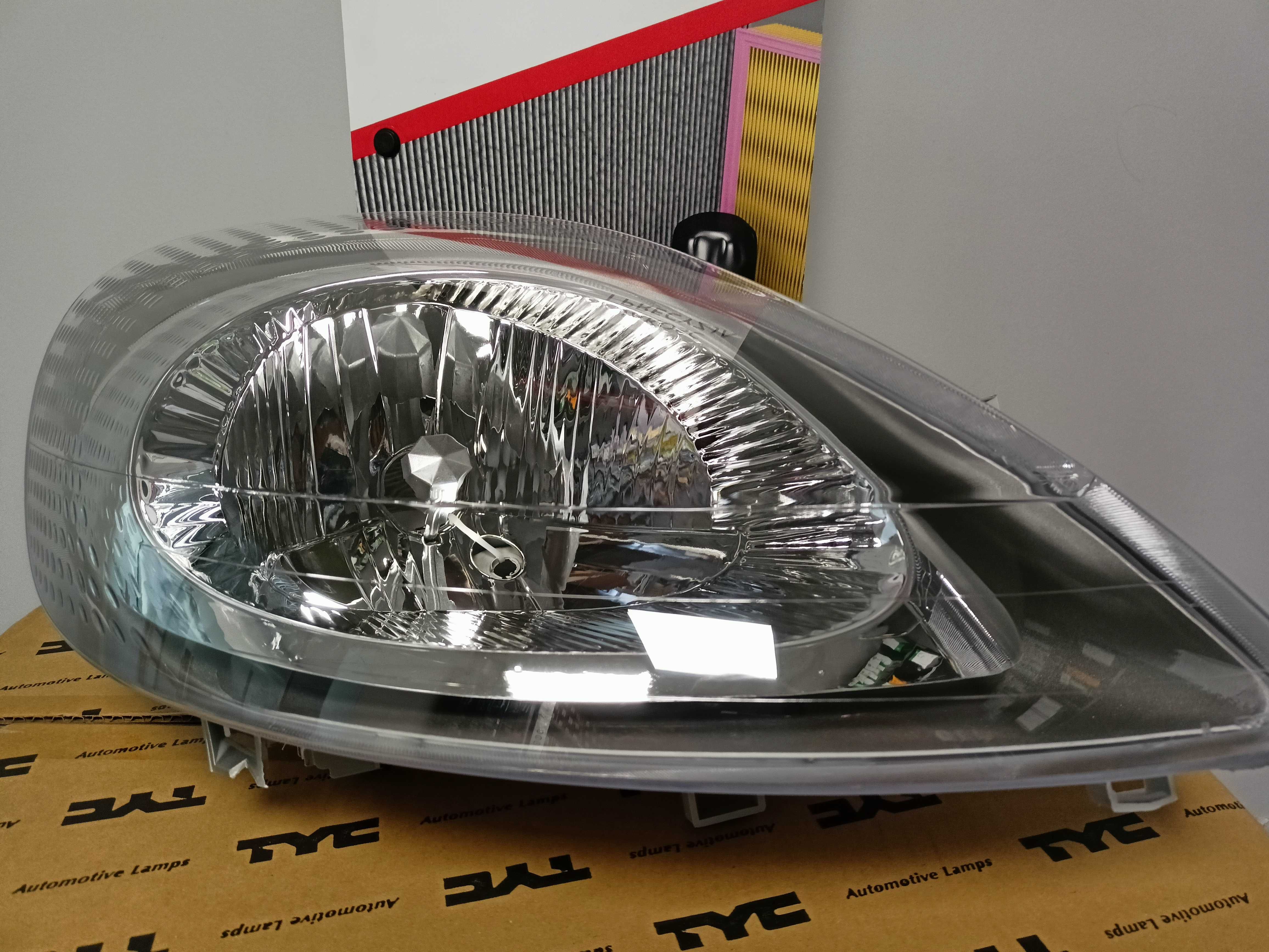 Renault Trafic,Vivaro 01-06 Lampa/Reflektor przód prawy. kpl h4 GRATIS