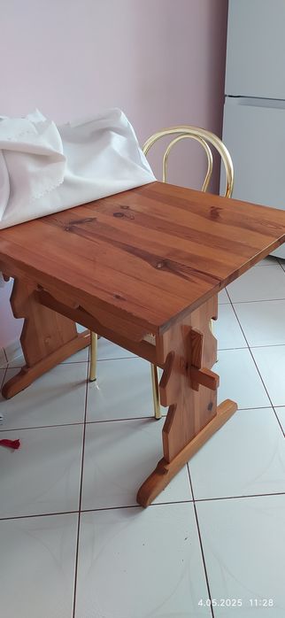 Stół kuchenny z 4 krzesłami