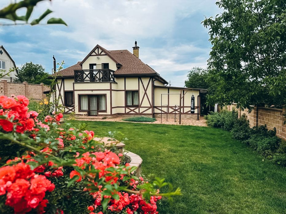 Продаж будинку з ремонтом. Центр. Велика ділянка. Озеро поруч.