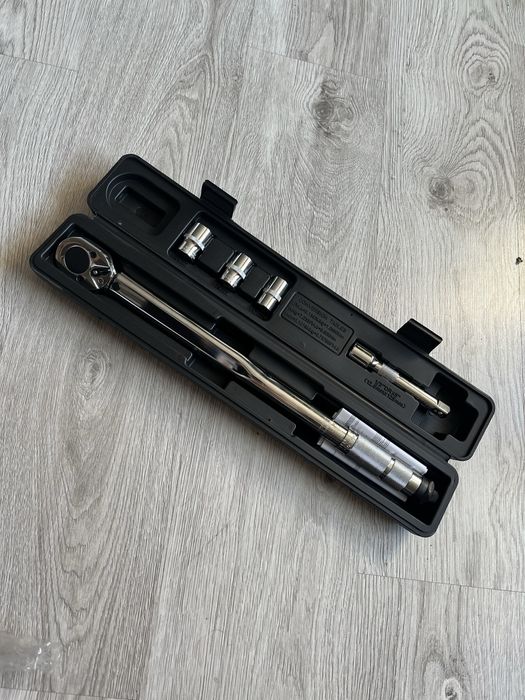 Klucz Dynamometryczny 28-210 Nm z Blokadą do Kół 3 Nasadki 17 19 21