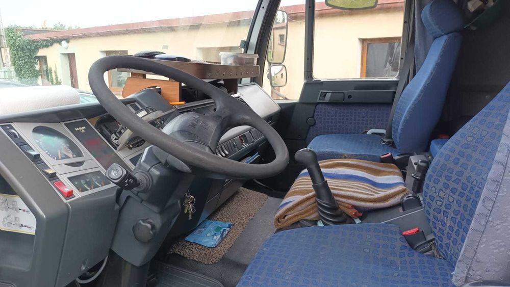 MAN LE 12.220 samochód ciężarowy