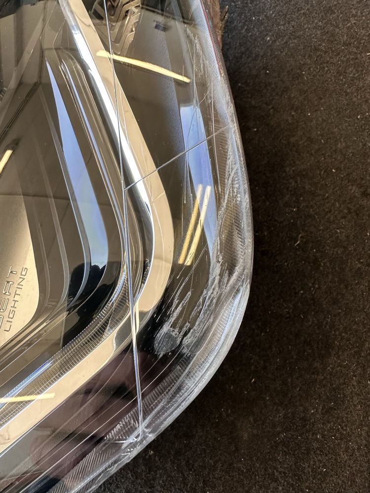 Reflektor prawy leon 5f lift uszkodzony