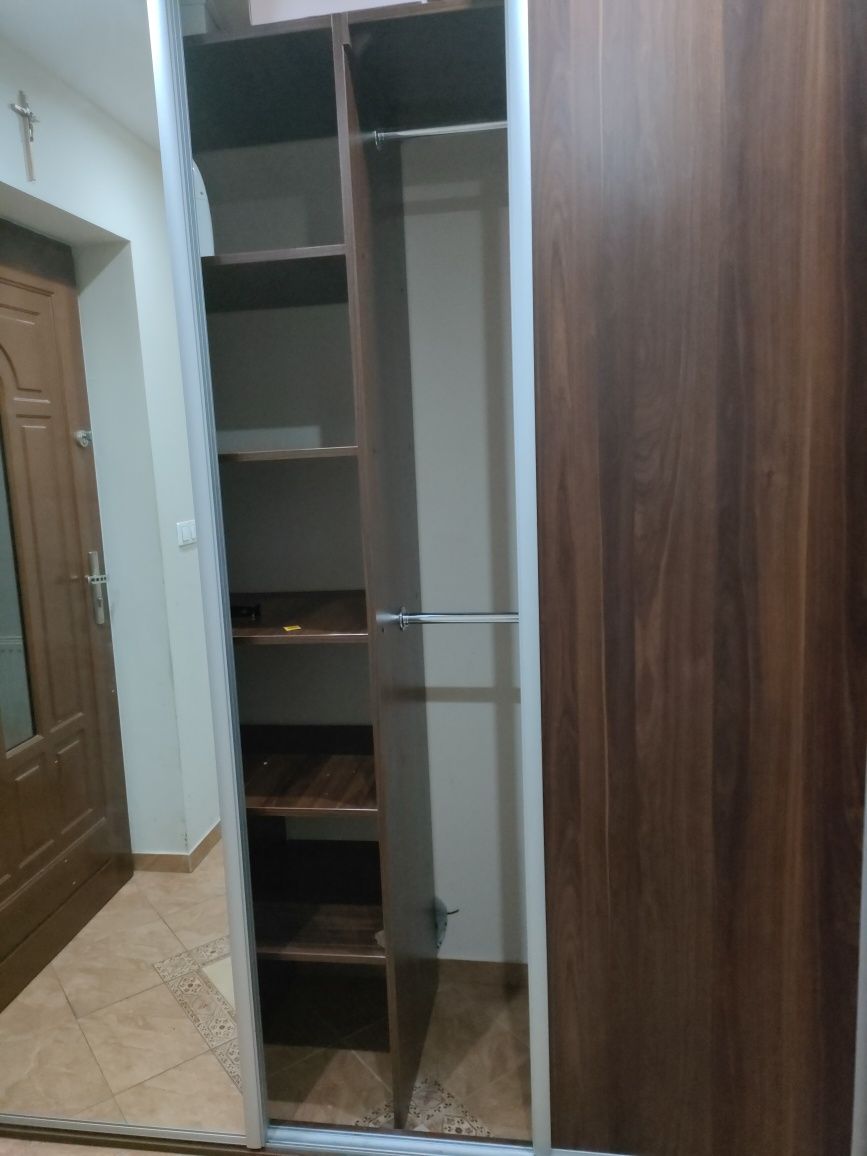 Szafa wnękowa przesuwna