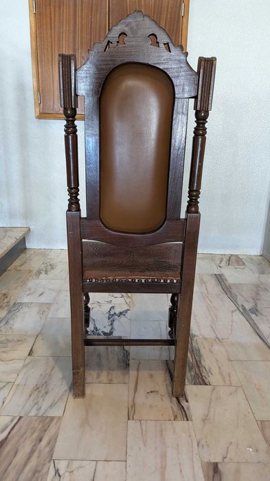 Antiga cadeira em madeira