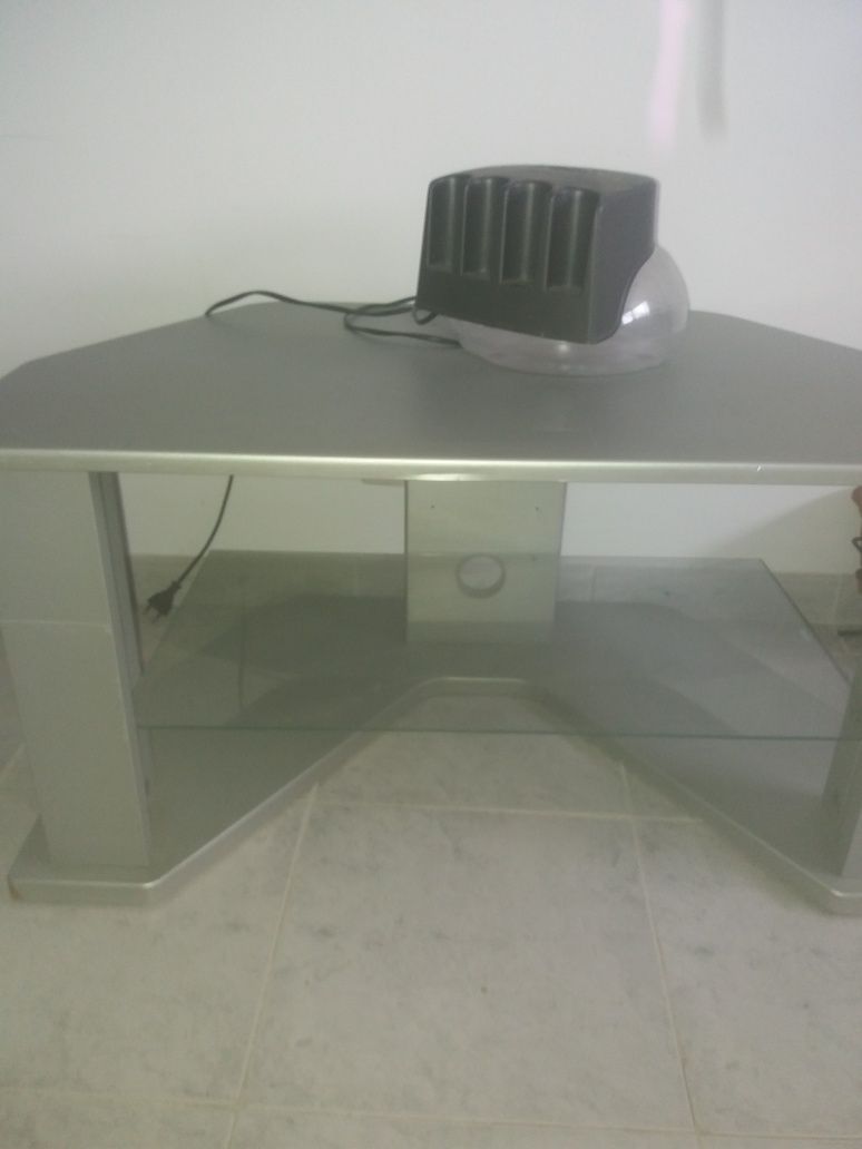 Mesa para televisão  em cinza altura 0 .45 largura 90 cm