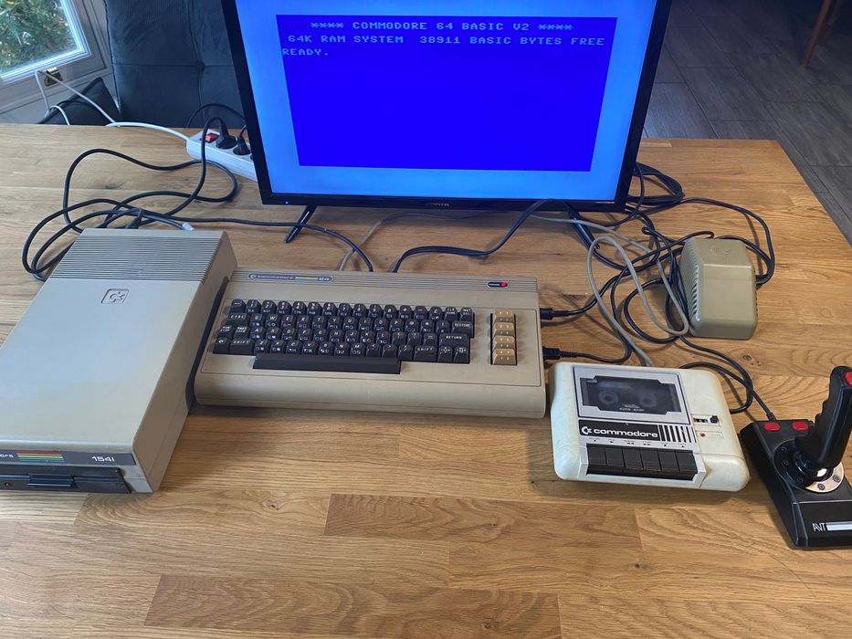 Commodore C64 stacja dyskietek 1541 + akcesoria