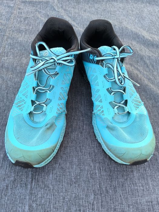 Conjunto de 4 pares de sapatilhas usadas