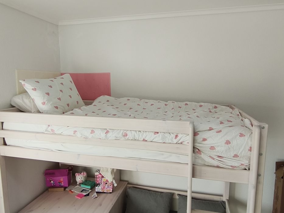 Beliche / cama alta com secretária e sofá cama como novo