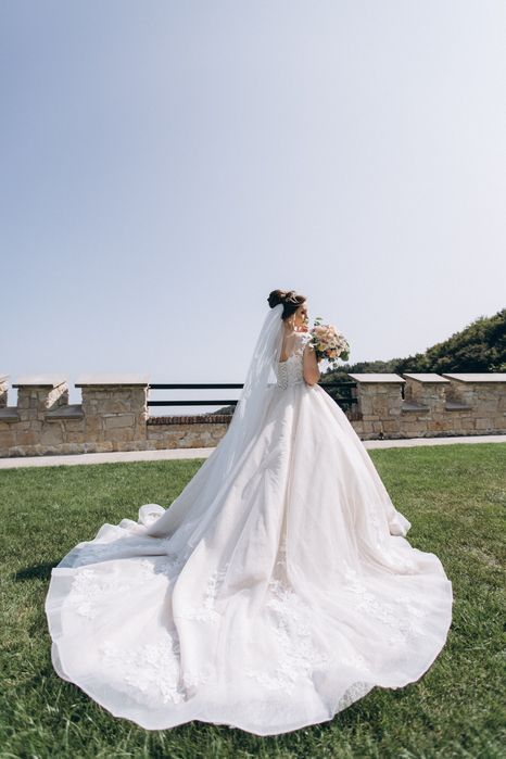 Продаж або оренда вишуканої весільної сукні